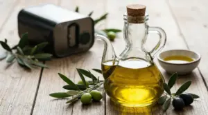 Bottiglia di vetro con olio extravergine d'oliva su tavolo in legno con olive e contenitore di metallo