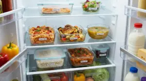 Contenitori di cibi cotti conservati in frigorifero con etichette e date