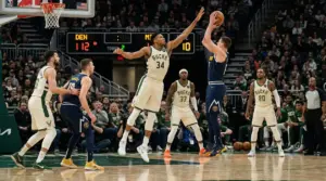 Giocatori dei Milwaukee Bucks e dei Denver Nuggets durante un'azione di gioco in una partita NBA
