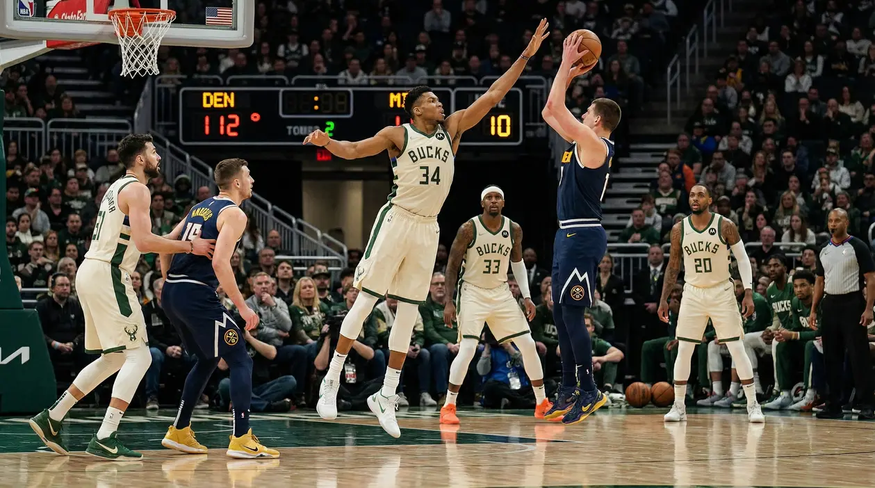 Giocatori dei Milwaukee Bucks e dei Denver Nuggets durante un'azione di gioco in una partita NBA
