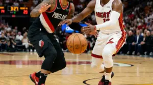 Giocatori dei Trail Blazers e degli Heat in azione durante una partita di basket NBA